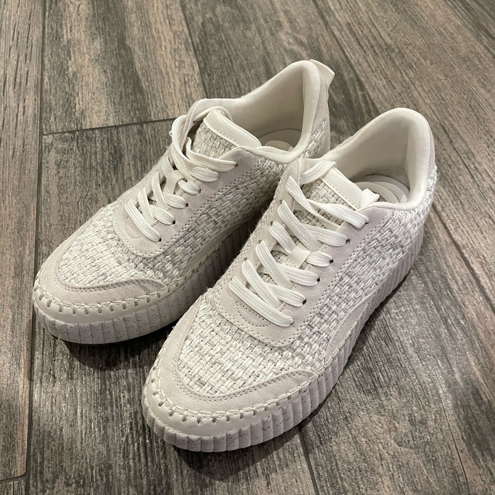 universal thread white tennis shoes worn once